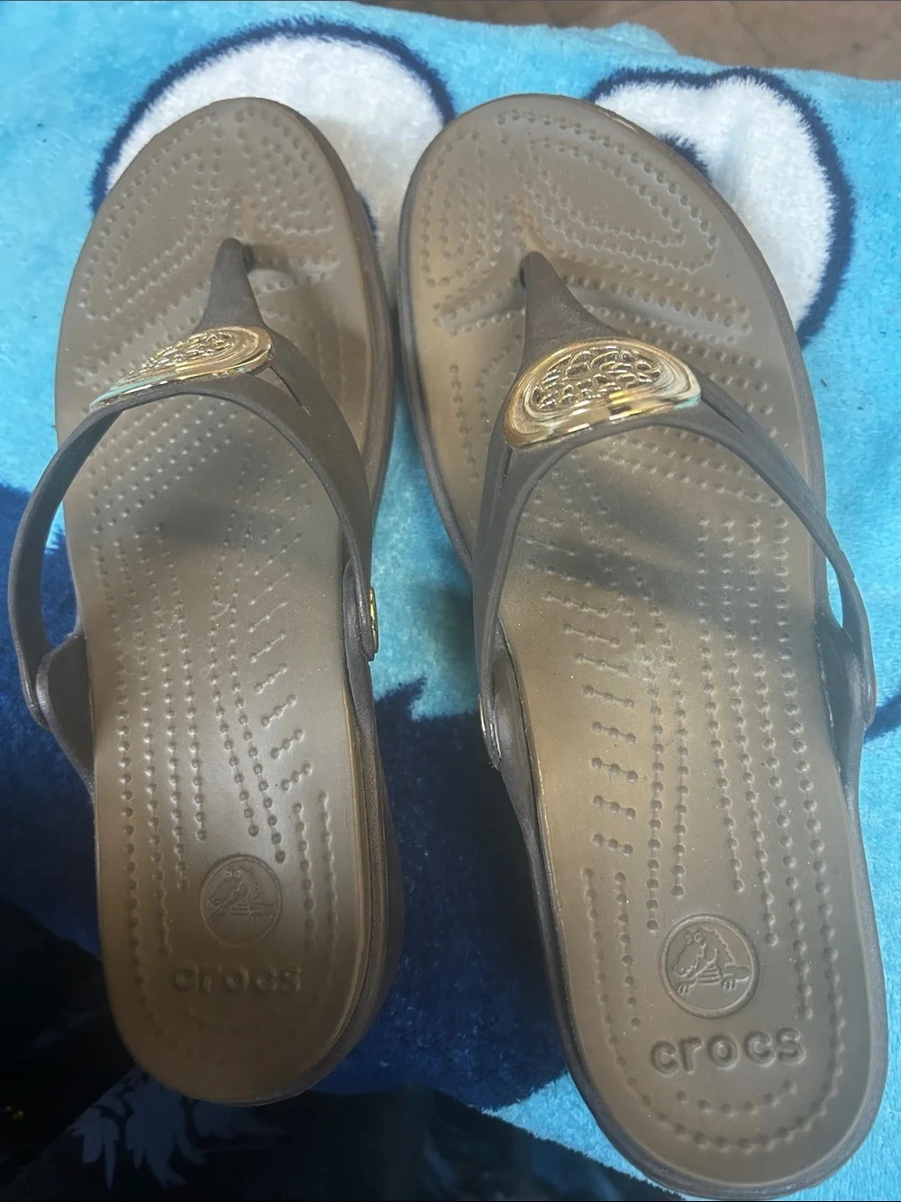 CROCS Women's Brown Thong Sandals with Gold Accent Medallion - Picture 1 of 9